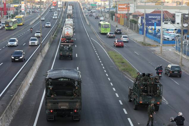 Militares do exército brasileiro escoltam carga de combustível na BR-116 em Canoas, Porto Alegre - 28/05/2018 Militares do exército brasileiro escoltam carga de combustível na BR-116 em Canoas, Porto Alegre - 28/05/2018