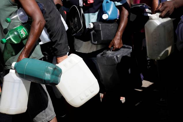 Pessoas fazem fila para encher galões com combustível em posto no Rio de Janeiro - 28/05/2018 Pessoas fazem fila para encher galões com combustível em posto no Rio de Janeiro - 28/05/2018