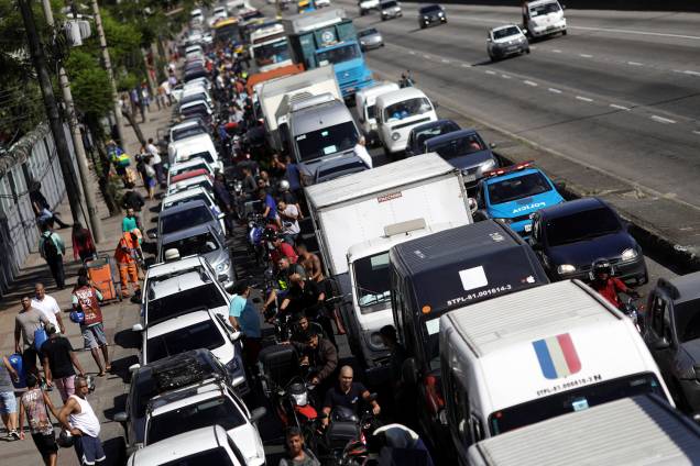 Motoristas formam fila para abastecer em posto de gasolina no Rio de Janeiro - 28/05/2018 Motoristas formam fila para abastecer em posto de gasolina no Rio de Janeiro - 28/05/2018