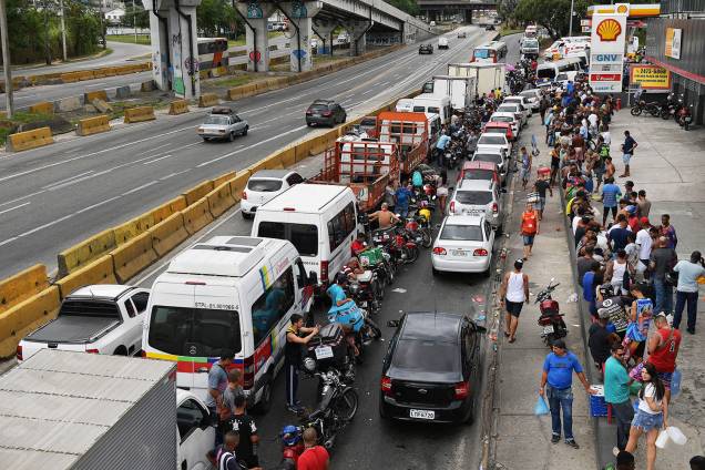 Veículos fazem fila para abastecer em posto de combustível no Rio de Janeiro (RJ), durante o oitavo dia da greve dos caminhoneiros - 28/05/2018 Veículos fazem fila para abastecer em posto de combustível no Rio de Janeiro (RJ), durante o oitavo dia da greve dos caminhoneiros - 28/05/2018