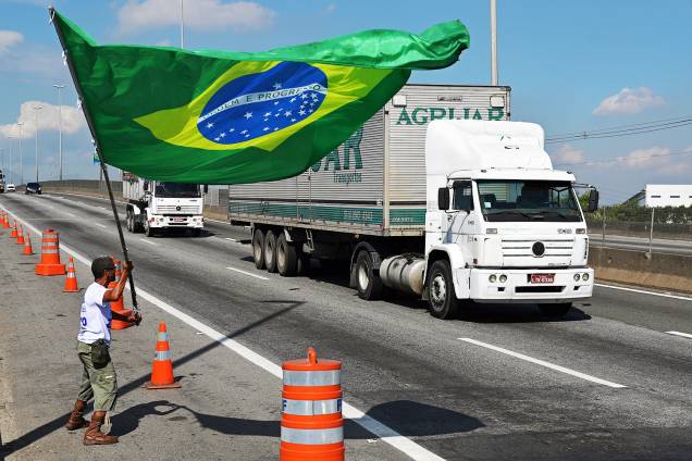Manifestante é visto com bandeira do Brasil, próximo de refinaria em Duque de Caxias (RJ), durante o oitavo dia de greve dos caminhoneiros - 28/05/2018 Manifestante é visto com bandeira do Brasil, próximo de refinaria em Duque de Caxias (RJ), durante o oitavo dia de greve dos caminhoneiros - 28/05/2018