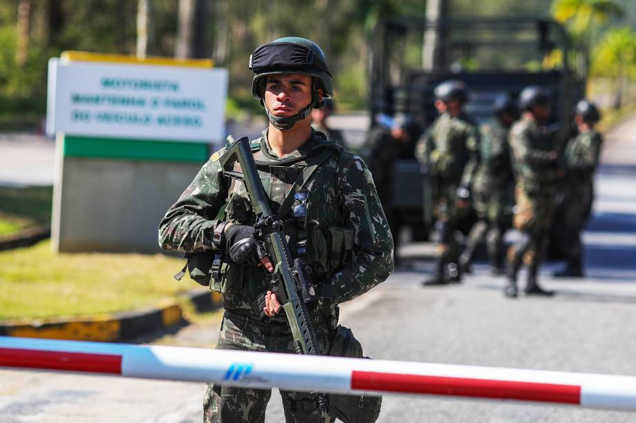 Tropas do Exército durante operação de escolta e proteção na refinaria da Petrobras, em Sao José dos Campos (SP) - 28/05/2018