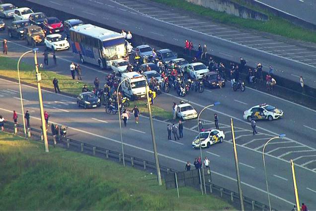 Polícia Militar faz bloqueio na rodovia Anchieta para evitar que motoristas avancem para trecho da via ocupado por manifestantes, em São Bernardo do Campo (SP) - 29/05/2018 Polícia Militar faz bloqueio na rodovia Anchieta para evitar que motoristas avancem para trecho da via ocupado por manifestantes, em São Bernardo do Campo (SP) - 29/05/2018