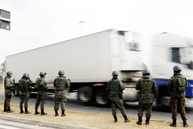 Membros do Exército realizam escolta de caminhões na BR-116, na altura da cidade de Jacareí (SP), durante o décimo dia da greve dos caminhoneiros - 30/05/2018 Membros do Exército realizam escolta de caminhões na BR-116, na altura da cidade de Jacareí (SP), durante o décimo dia da greve dos caminhoneiros - 30/05/2018