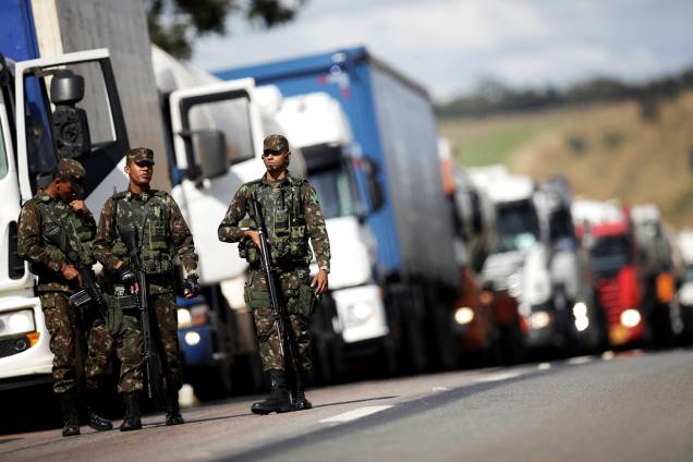 Oficiais do Exército realizam escolta de caminhões rumo ao Aeroporto Internacional de Brasília (DF), na BR-040 - 30/05/2018 Oficiais do Exército realizam escolta de caminhões rumo ao Aeroporto Internacional de Brasília (DF), na BR-040 - 30/05/2018