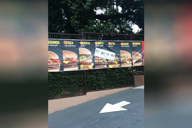 Unidade da rede McDonald´s na cidade de Ribeirão Pires (SP), informa que alguns lanches estão esgotados devido à greve dos caminhoneiros. Abastecimento de pão e ingredientes está comprometido. - 25/05/2018 Unidade da rede McDonald´s na cidade de Ribeirão Pires (SP), informa que alguns lanches estão esgotados devido à greve dos caminhoneiros. Abastecimento de pão e ingredientes está comprometido. - 25/05/2018