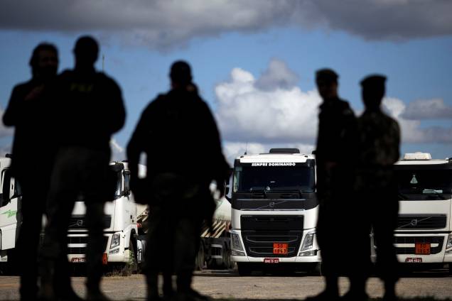 Oficiais do Exército patrulham o abastecimento de querosene da aviação no Aeroporto Internacional de Brasília - 28/05/2018 Oficiais do Exército patrulham o abastecimento de querosene da aviação no Aeroporto Internacional de Brasília - 28/05/2018