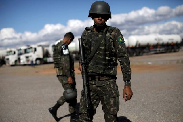 Oficiais do Exército patrulham o abastecimento de querosene da aviação no Aeroporto Internacional de Brasília - 28/05/2018 Oficiais do Exército patrulham o abastecimento de querosene da aviação no Aeroporto Internacional de Brasília - 28/05/2018