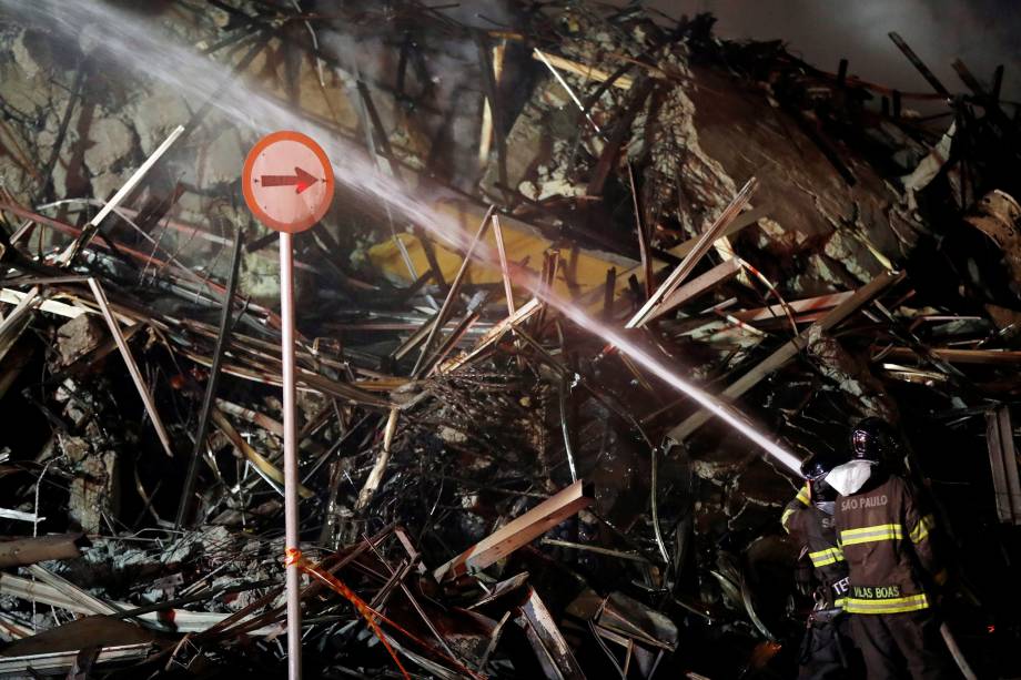 Bombeiros trabalham em meio aos escombros de um edifício no Largo do Paissandu, região central de São Paulo - 01/05/2018