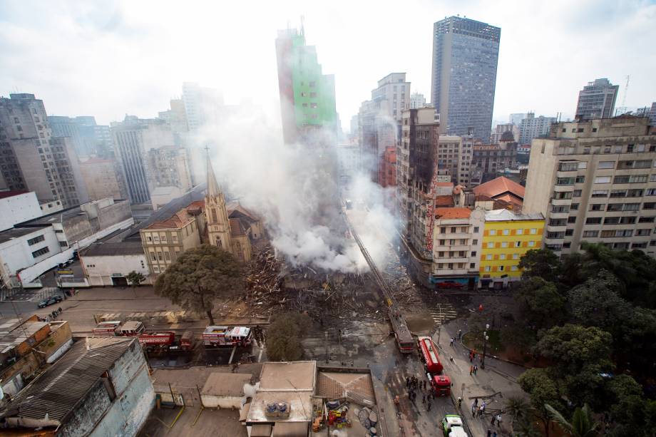 Prédio de 26 andares desabou durante um incêndio de grandes proporções no Largo do Paissandu, no centro de São Paulo. A Igreja Evangélica Luterana, que fica ao lado do prédio em chamas, também pegou fogo e parte da   estrutura desabou - 01/05/2018