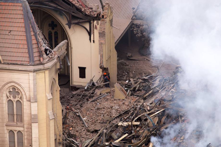 Prédio de 26 andares desabou durante um incêndio de grandes proporções no Largo do Paissandu, no centro de São Paulo. A Igreja Evangélica Luterana, que fica ao lado do prédio em chamas, também pegou fogo e parte da   estrutura desabou - 01/05/2018