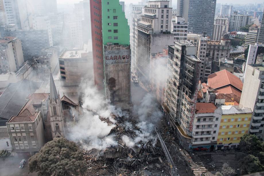 Prédio de 26 andares desabou durante um incêndio de grandes proporções no Largo do Paissandu, no centro de São Paulo. A Igreja Evangélica Luterana, que fica ao lado do prédio em chamas, também pegou fogo e parte da   estrutura desabou - 01/05/2018