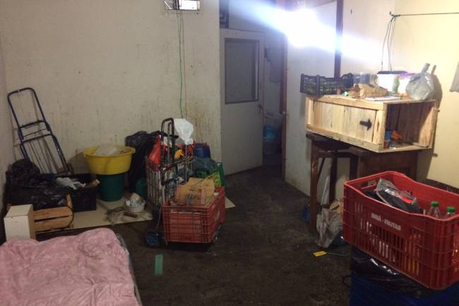 Prédios ocupados em SP Colchão no chão e improviso: um dos quartos da ocupação