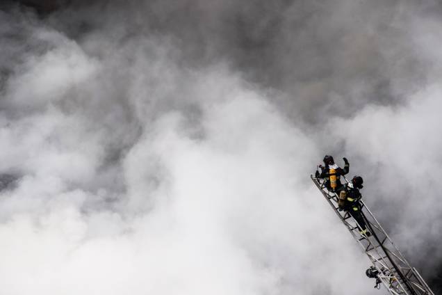 Bombeiros trabalham no combate ao incêndio que atingiu o edifício Wilton Paes de Almeida, no Largo do Paissandu, região central de São Paulo (SP) - 01/05/2018 Bombeiros trabalham no combate ao incêndio que atingiu o edifício Wilton Paes de Almeida, no Largo do Paissandu, região central de São Paulo (SP) - 01/05/2018