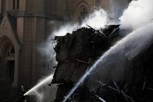 Bombeiros trabalham no combate ao incêndio que atingiu o edifício Wilton Paes de Almeida, no Largo do Paissandu, região central de São Paulo (SP) - 01/05/2018 Bombeiros trabalham no combate ao incêndio que atingiu o edifício Wilton Paes de Almeida, no Largo do Paissandu, região central de São Paulo (SP) - 01/05/2018