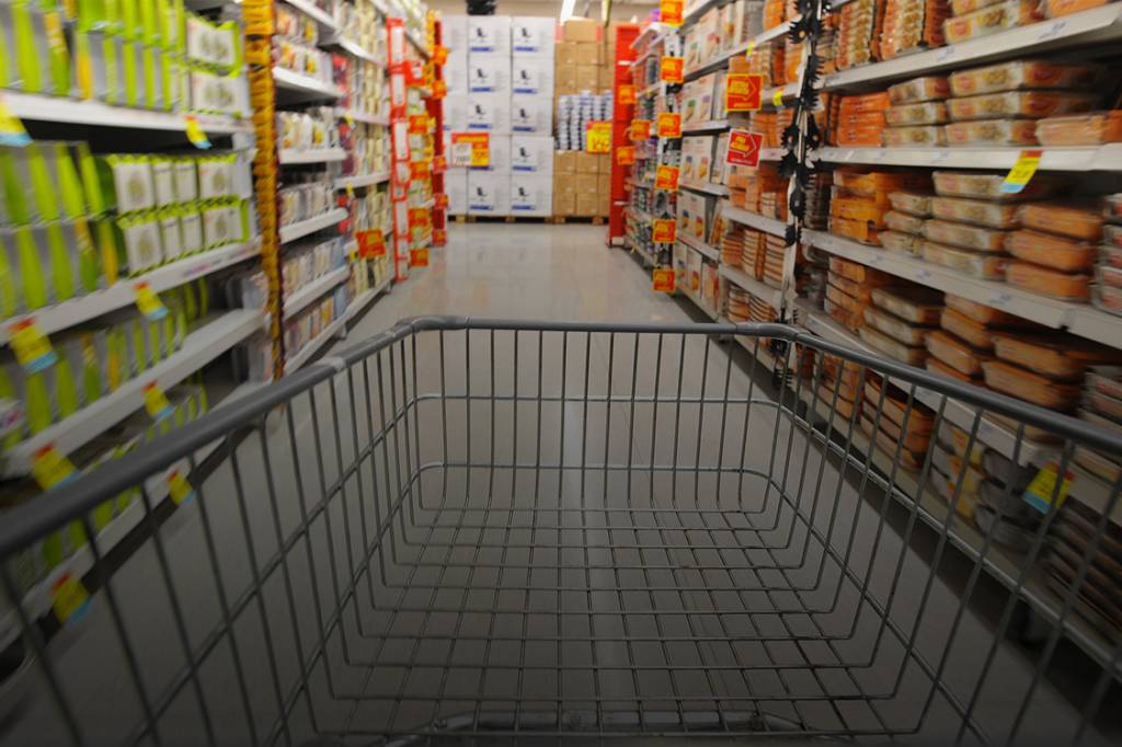 Mercado volta a reduzir projeção para o IPCA, mas inflação segue acima da meta