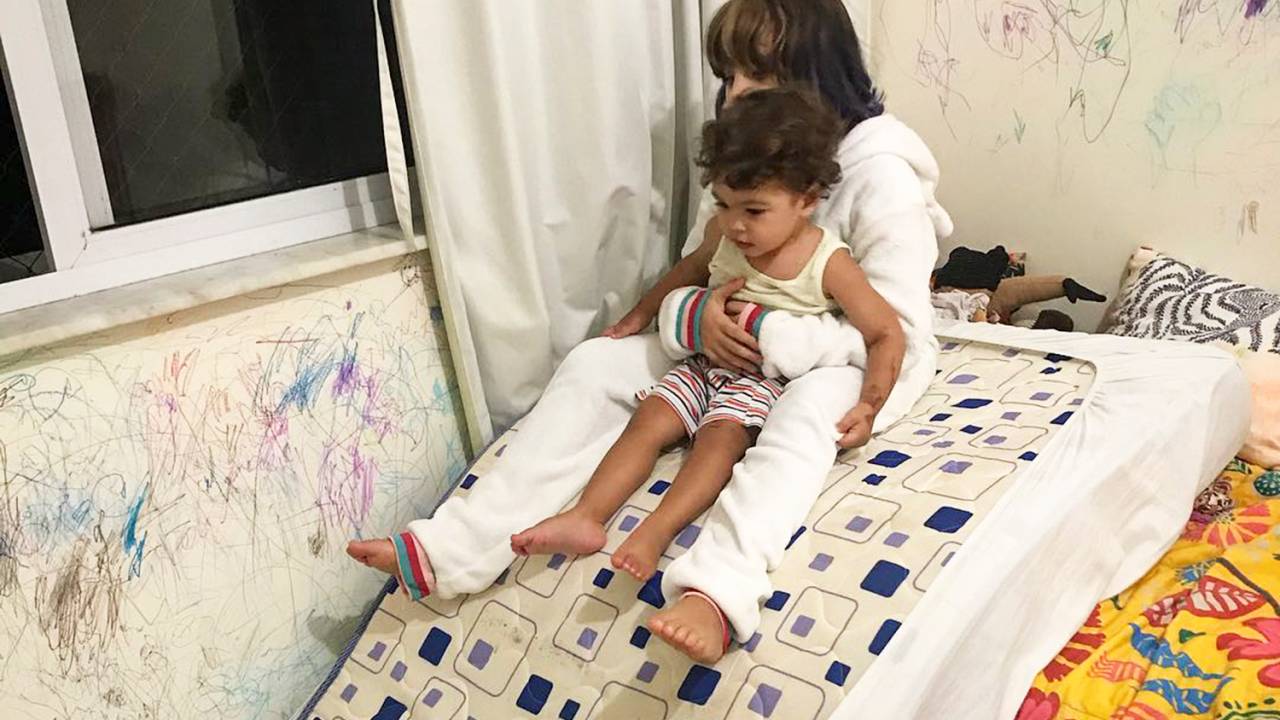Filhos de Bela Gil brincam de escorregador em colchão