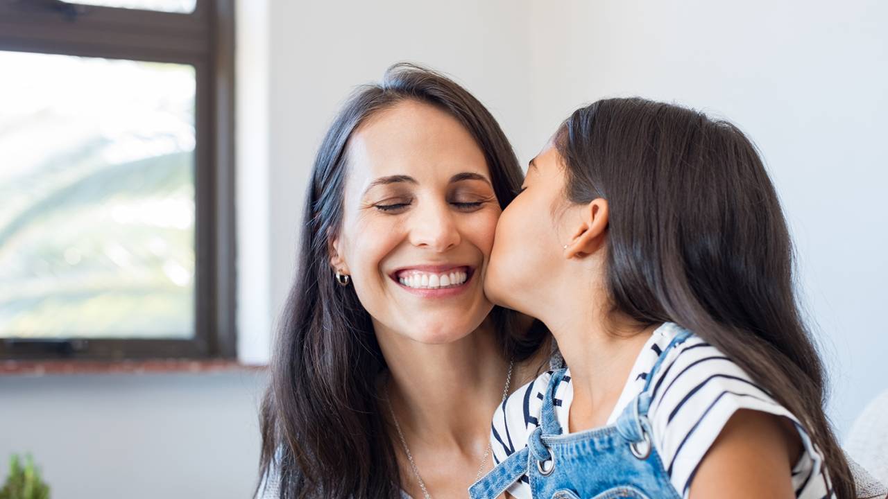 Filha beija mãe - Dia das Mães