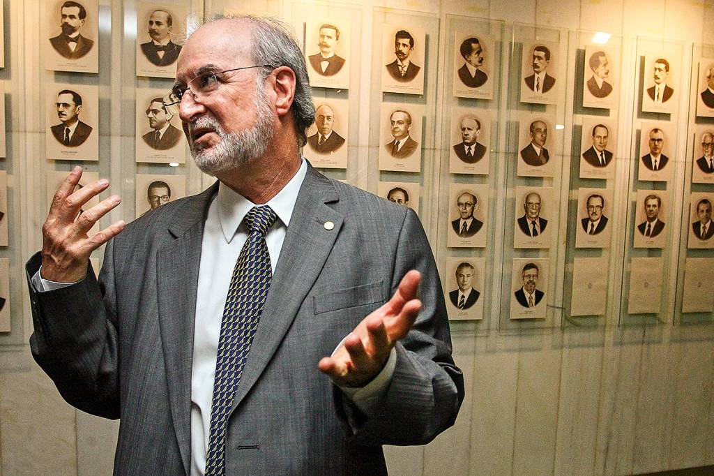 Mandado de prisão contra Azeredo chega à Polícia Civil de MG