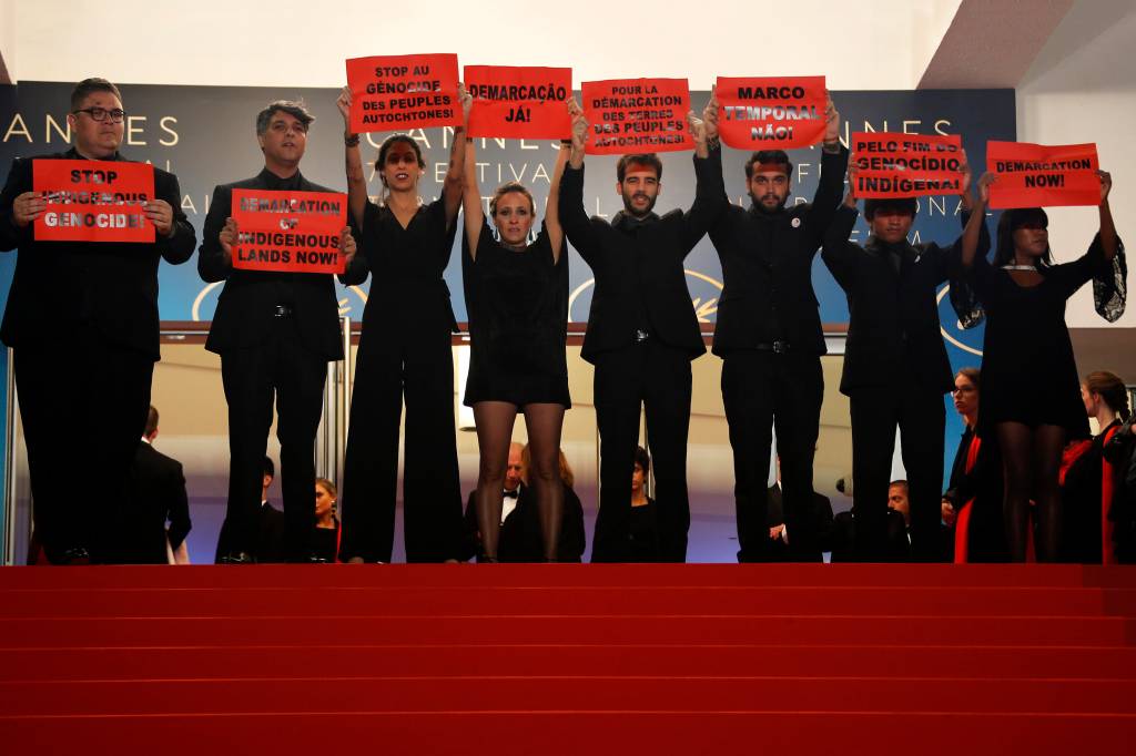 Elenco de “Chuva é Cantoria na Aldeia dos Mortos” no Tapete Vermelho de Cannes Elenco e produção do filme 'Chuva e Cantoria na Aldeia dos Mortos' levantam cartazes em protesto ao genocídio indígena e pela demarcação de terras no Tapete Vermelho do 71º Festival de Cannes, na França - 16/05/2018