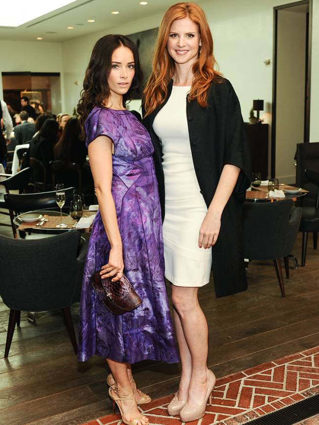 As atrizes Abigail Spencer e Sarah Rafferty posam para foto no restaurante Spago, em Beverly Hills - 13/12/2012