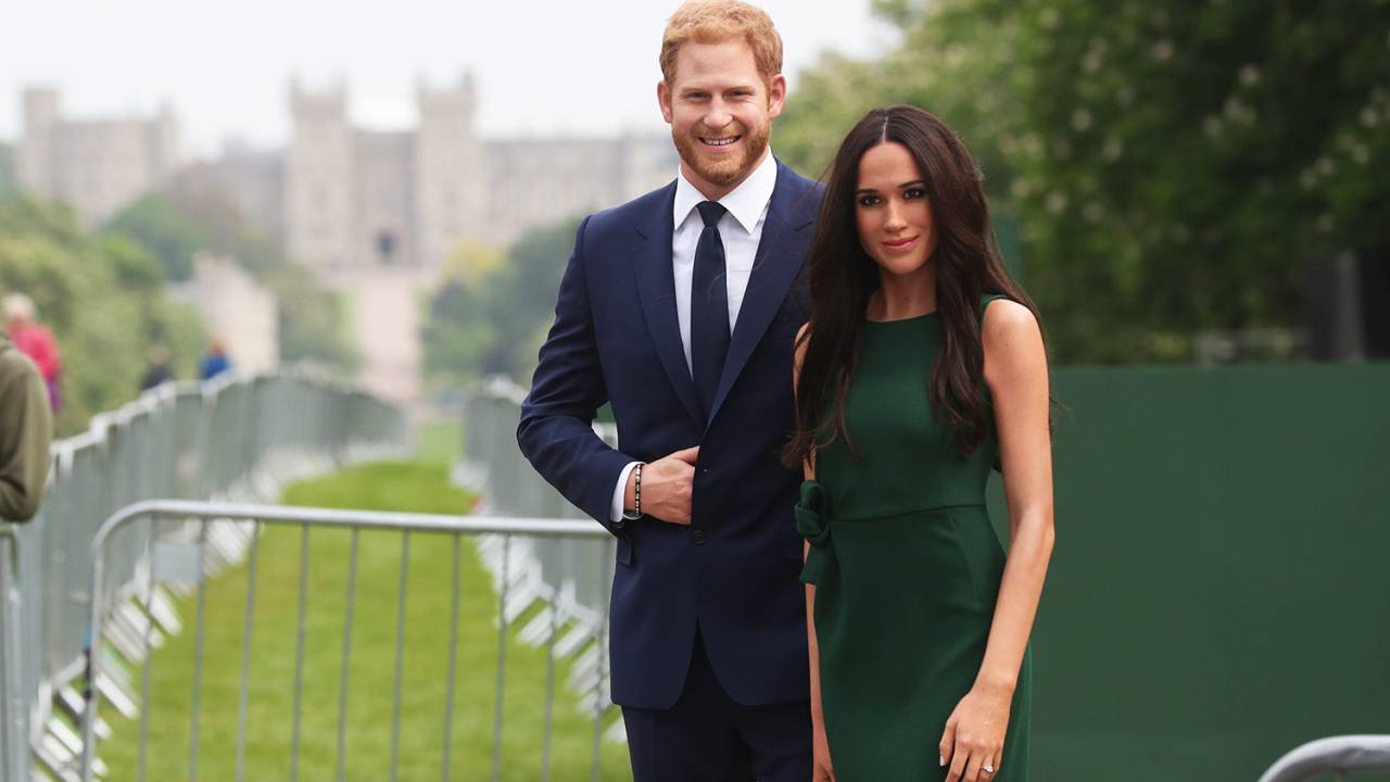 Estátuas de cera do príncipe Harry e da atriz Meghan Markle são levadas para Windsor - 16/05/2018