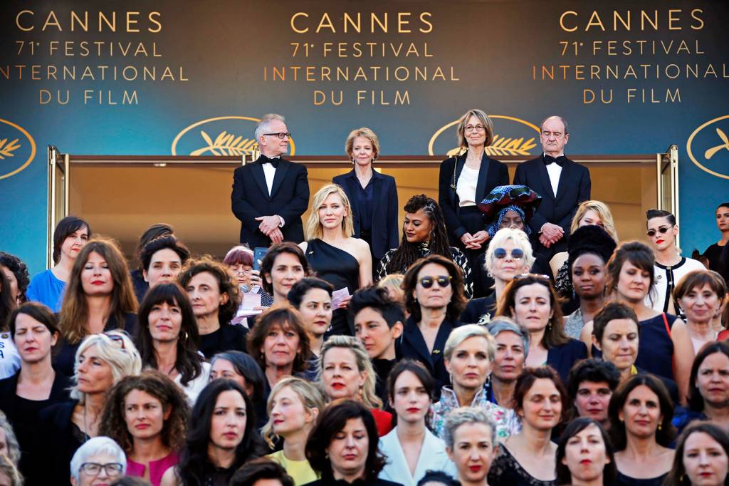 Protesto no Festival de Cannes Cate Blanchett, Marion Cotillard, Salma Hayek e dezenas de outras mulheres do mundo do cinema exigiram igualdade salarial no tapete vermelho de Cannes, em uma iniciativa histórica no maior festival de cinema do mundo - 12/05/2018