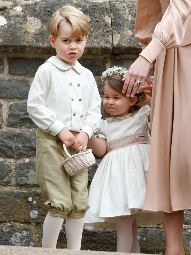 Príncipe George e princesa Charlotte durante o casamento de Pippa Middleton e James Matthews, na igreja de St Mark's, em Englefield Green, na Inglaterra - 20/05/2017