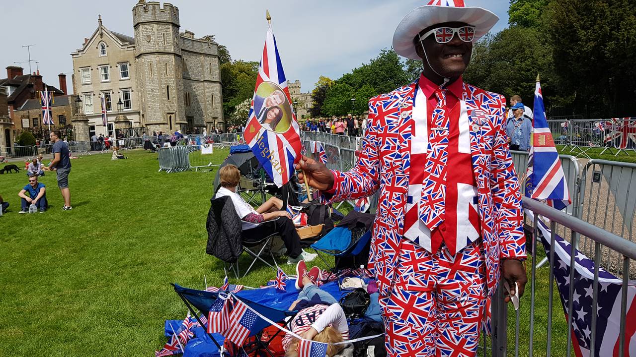 Joseph Afrane, 54 anos, é natural de Gana e se refugiou na Inglaterra há 24 anos. Nesta sexta-feira, está acampado nos arredores do Castelo de Windsor para acompanhar o casamento real do príncipe Harry com Meghan Markle