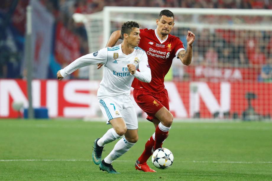 Cristiano Ronaldo do Real Madrid em ação contra o zagueiro Dejan Lovren do Liverpool - 26/05/2018