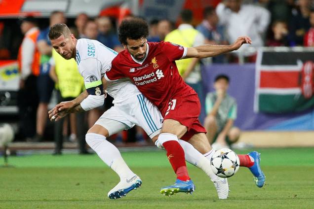 O atacante egípcio Mohamed Salah, do Liverpool, machuca o ombro em disputa com o zagueiro Sergio Ramos, do Real Madrid - 26/05/2018 O atacante egípcio Mohamed Salah, do Liverpool, machuca o ombro em disputa com o zagueiro Sergio Ramos, do Real Madrid - 26/05/2018