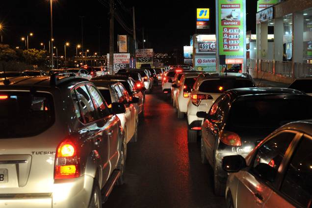 População forma fila nos postos de Brasília durante a madrugada após pronunciamentos de que o combustível começa a faltar - 24/05/2018 População forma fila nos postos de Brasília durante a madrugada após pronunciamentos de que o combustível começa a faltar - 24/05/2018