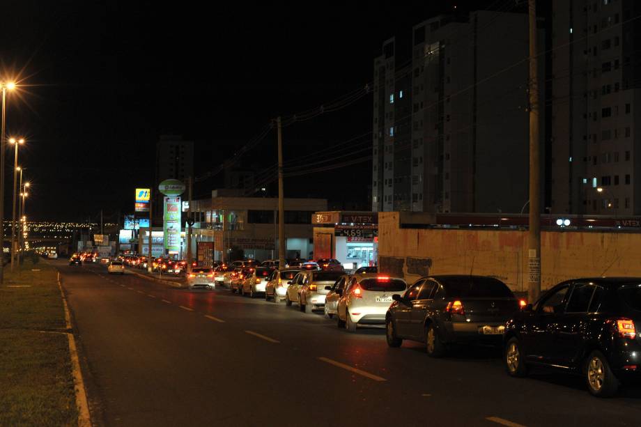 População forma fila nos postos de Brasília durante a madrugada após pronunciamentos de que o combustível começa a faltar - 24/05/2018