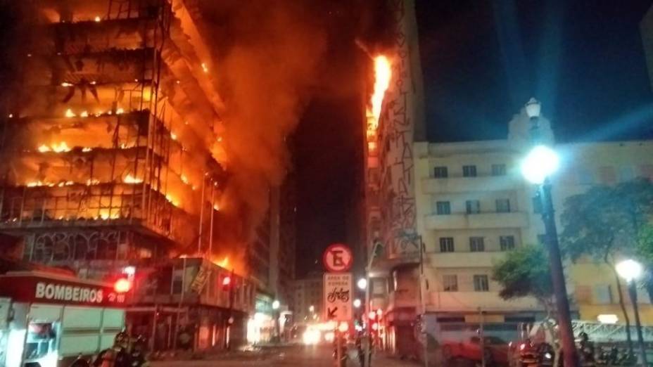 Prédio desaba durante incêndio no centro de São Paulo Prédio desaba durante incêndio no centro de São Paulo