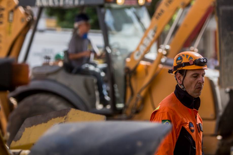 Trabalho das equipes de resgate no local do desabamento do edificio Wilton Paes de Almeida, no Largo do Paissandu, região central de São Paulo - 09/05/2018