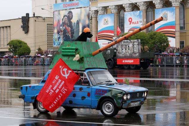 Carro decorado participa de marcha em comemoração do 73º aniversário da vitória russa contra o Nazismo na Segunda Guerra em Rostov-on-Don - 09/05/2018 Carro decorado participa de marcha em comemoração do 73º aniversário da vitória russa contra o Nazismo na Segunda Guerra em Rostov-on-Don - 09/05/2018