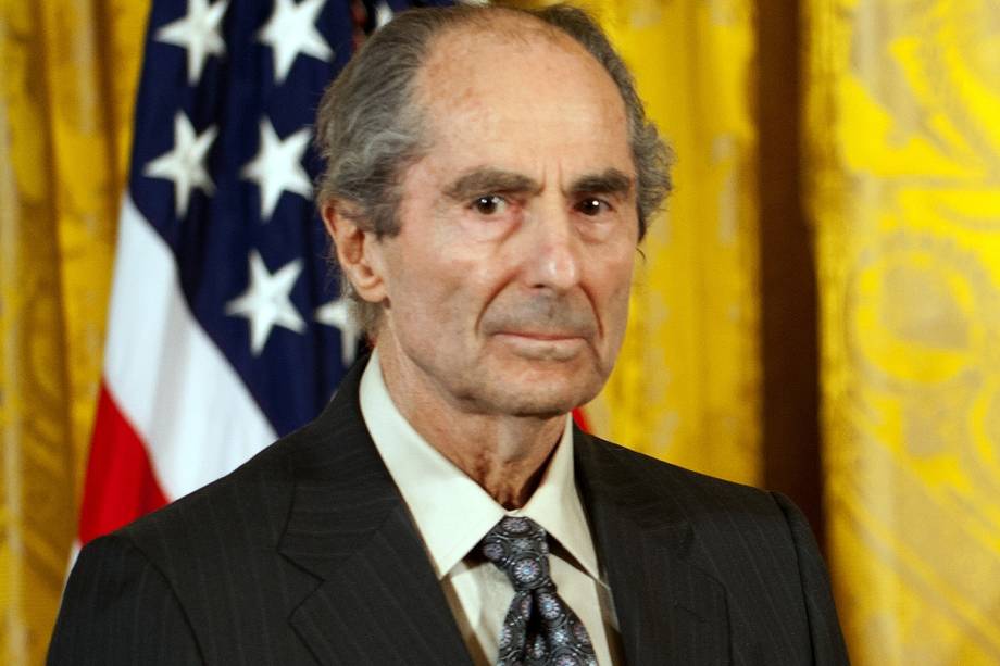 O escritor norte-americano Philip Roth durante cerimônia na Casa Branca em Washington onde recebeu a Medalha Nacional de Humanidades das mãos do ex-presidente Barack Obama em 2011