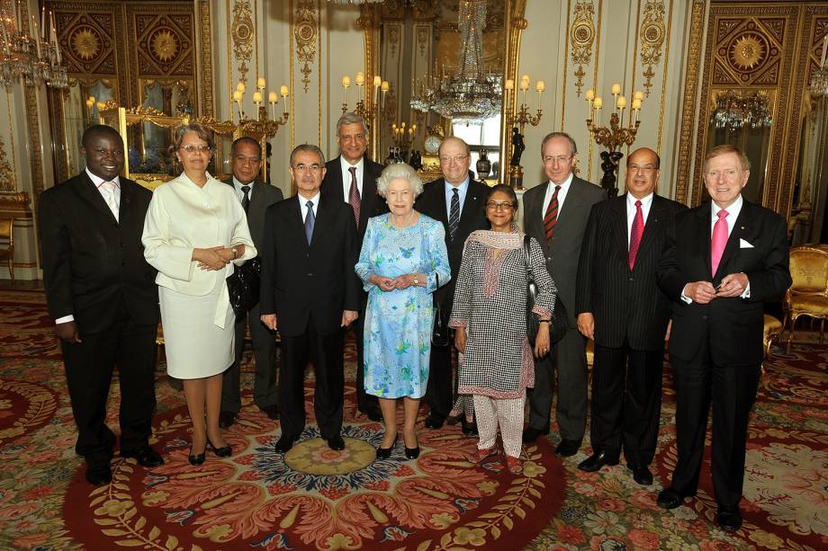 A ativista Asma Jahangir do Paquistão posa ao lado da Rainha Elizabeth durante visita ao Palácio de Buckingham