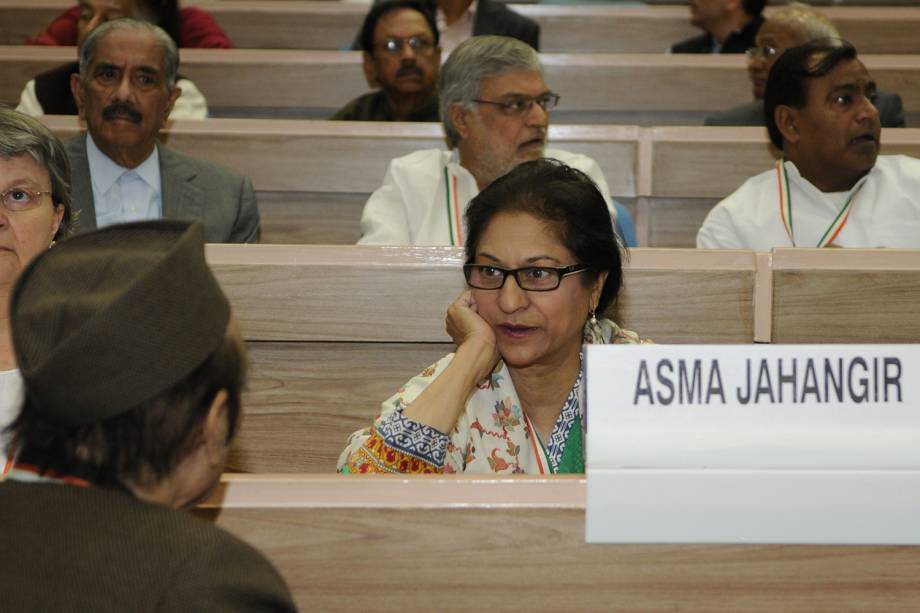 Advogada e ativista Asma Jahangir fala com Líder do congresso Karan Singh - 17/11/2014