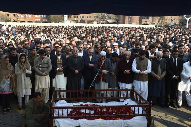 Paquistaneses prestam homenagem a Asma Jahangir durante seu funeral - 13/02/2018 Paquistaneses prestam homenagem a Asma Jahangir durante seu funeral - 13/02/2018