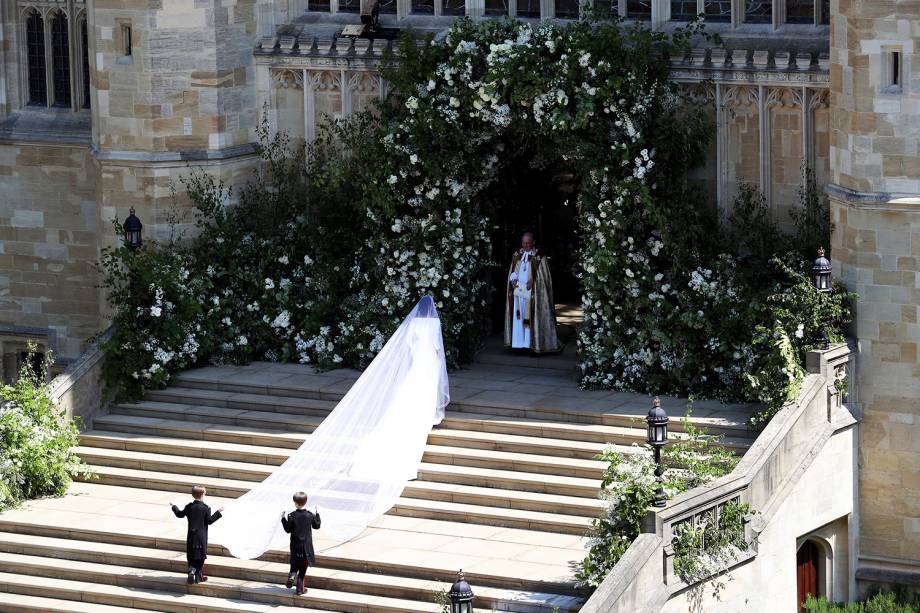 Meghan Markle entra na Capela de São Jorge, em Windsor - 19/05/2018