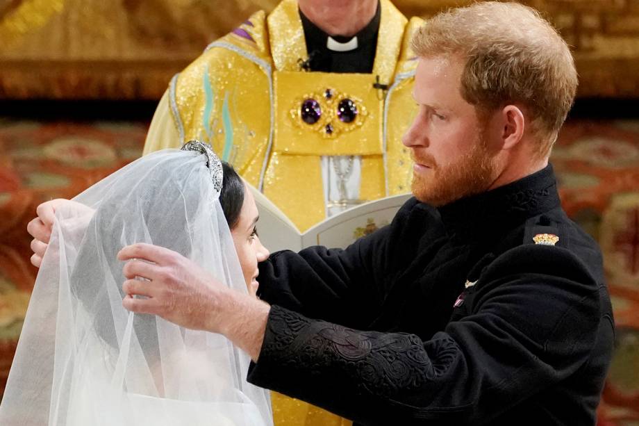 O príncipe Harry tira o véu que cobre o rosto de Meghan - 19/05/2018