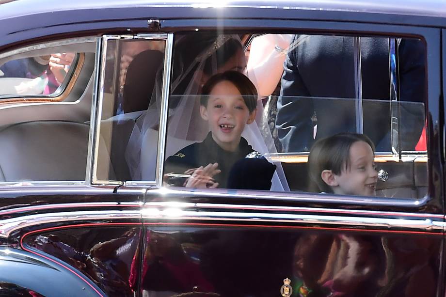 Os pajens John e Brian Mulroney acompanham Meghan Markle antes da cerimônia de casamento - 19/05/2018