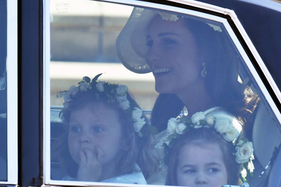 Princesa Charlotte é vista com Kate Middleton em carro, antes do casamento entre Harry e Meghan Markle - 19/05/2018