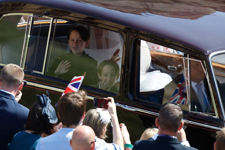 Os pajens John e Brian Mulroney acompanham Meghan Markle antes da cerimônia de casamento - 19/05/2018