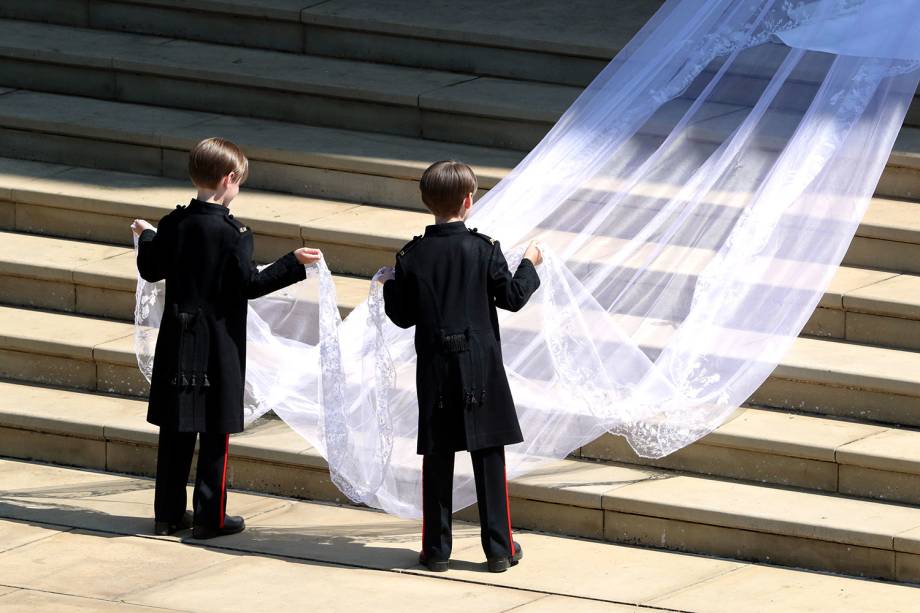 Detalhe de vestido de noiva de Meghan Markle, nas escadarias da Capela de São Jorge - 19/05/2018