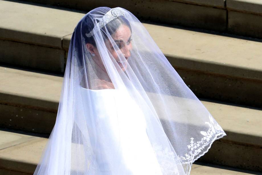 Detalhes de vestido de noiva de Meghan Markle, nas escadarias da Capela de São Jorge - 19/05/2018 Detalhes de vestido de noiva de Meghan Markle, nas escadarias da Capela de São Jorge - 19/05/2018