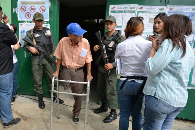 Venezuelano sai de um centro de votação após votar em eleições presidenciais em Barquisimeto - 20/05/2018 Venezuelano sai de um centro de votação após votar em eleições presidenciais em Barquisimeto - 20/05/2018