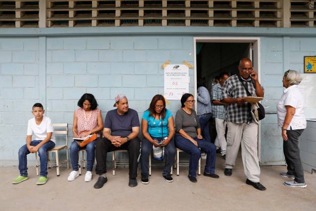 Cidadãos venezuelanos esperam para votar em uma seção de votação durante a eleição presidencial em Barquisimeto - 20/05/2018 Cidadãos venezuelanos esperam para votar em uma seção de votação durante a eleição presidencial em Barquisimeto - 20/05/2018