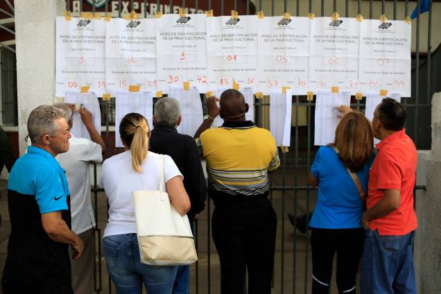 Cidadãos venezuelanos checam listas eleitorais em uma seção eleitoral durante a eleição presidencial em Caracas - 20/05/2018 Cidadãos venezuelanos checam listas eleitorais em uma seção eleitoral durante a eleição presidencial em Caracas - 20/05/2018